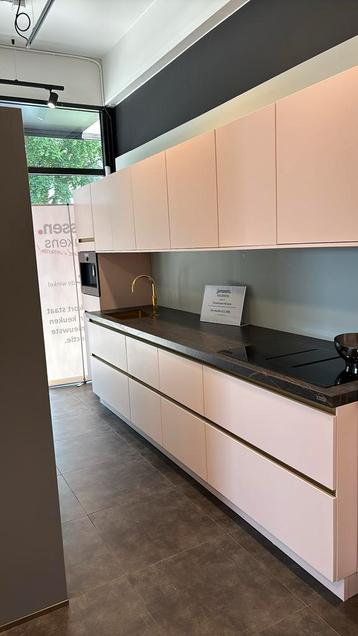 Showroomkeuken roze lengte 440 cm compleet beschikbaar voor biedingen