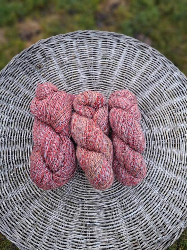 Prachtige strengen hand gesponnen wol, 770 meter, Hobby en Vrije tijd, Breien en Haken, Nieuw, Breien of Haken, Wol of Garen, Ophalen of Verzenden