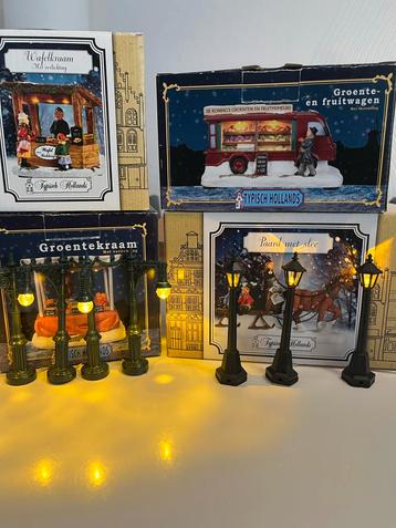 Setje verlichte kerst tafereeltjes met straatlantaarns beschikbaar voor biedingen