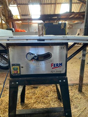 Ferm zaagtafel beschikbaar voor biedingen