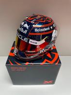 Helm 1:2 Verstappen Orange Lion 2025, Verzamelen, Automerken, Motoren en Formule 1, Ophalen of Verzenden, Formule 1