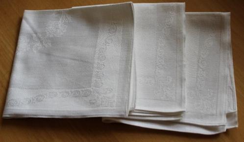 3 damasten servetten  82190, Huis en Inrichting, Keuken | Textiel, Zo goed als nieuw, Overige typen, Beige, Ophalen of Verzenden