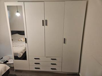 Ruime witte kledingkast met spiegel en lades beschikbaar voor biedingen