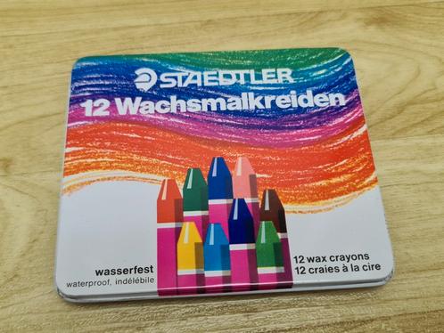 Blikje met 12 Staedtler waskrijtjes, Hobby en Vrije tijd, Tekenen, Nieuw, Potlood of Stift, Ophalen of Verzenden