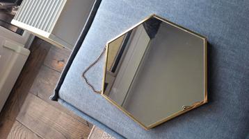 Gouden spiegel beschikbaar voor biedingen