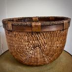 Antieke handgevlochten Oosterse mand, Ophalen