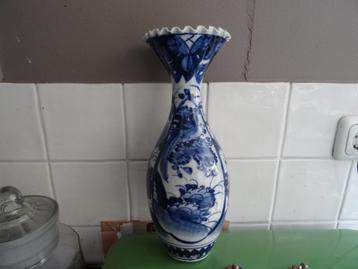 Antieke oude Chinese vaas  beschikbaar voor biedingen