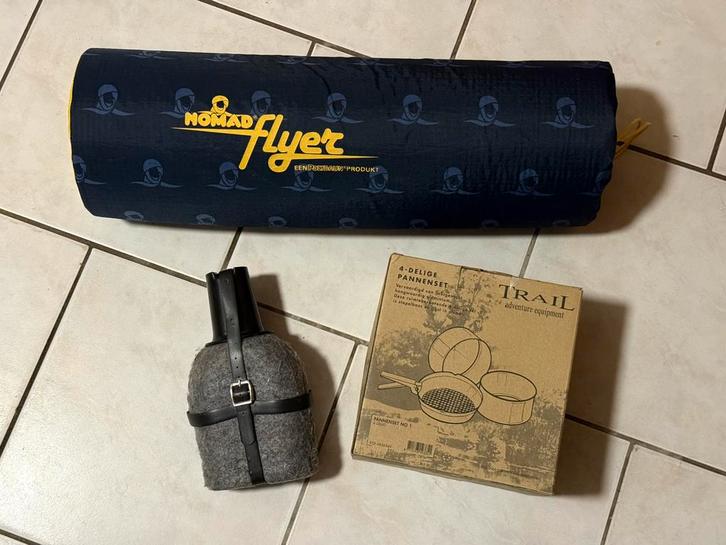 Kampeerset/noodpakket: slaapmat, pannenset, veldfles, bestek, Caravans en Kamperen, Kampeeraccessoires, Zo goed als nieuw, Ophalen of Verzenden