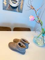UGGS dames beige maat 42, Ophalen of Verzenden, Zo goed als nieuw, Beige