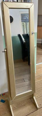 Sieradenkast met spiegel, Ophalen