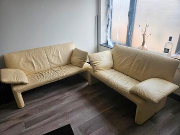 GRATIS AF TE HALEN Twee leren banken - 2-zits 