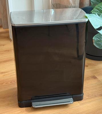 Prullenbak met 2 vakken beschikbaar voor biedingen