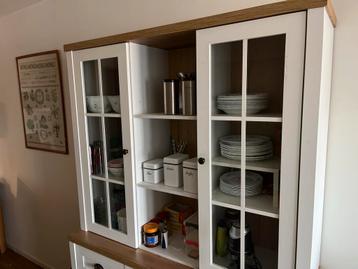 Buffetkast met glazen deuren beschikbaar voor biedingen