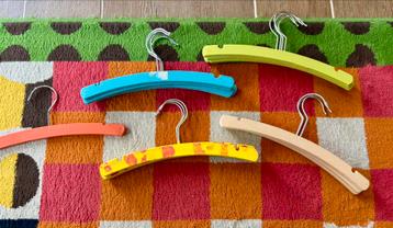 15 baby kledinghangers beschikbaar voor biedingen