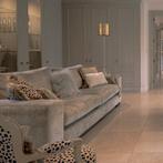 Nieuwe velvet 3-zits bank met grijs groene Mulberry stof, Huis en Inrichting, Ophalen, 75 tot 100 cm, Strakke charmante moderne 3-zits bank in prachtig fluweel.