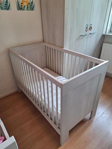 In hoogte verstelbaar ledikant met matras en hoeslakens beschikbaar voor biedingen