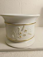 Elegante witte bloempot met gouden details, 25 tot 40 cm, Rond, Ophalen of Verzenden, Zo goed als nieuw