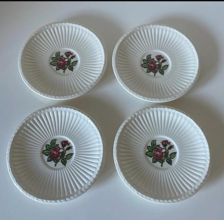 Wedgwood Moss Rose schotels, Huis en Inrichting, Keuken | Servies, Zo goed als nieuw, Kop(pen) en/of Schotel(s), Wedgwood, Porselein