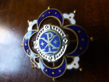 Antieke vergulde religieuze PX Broche wit en blauw Emaille  beschikbaar voor biedingen