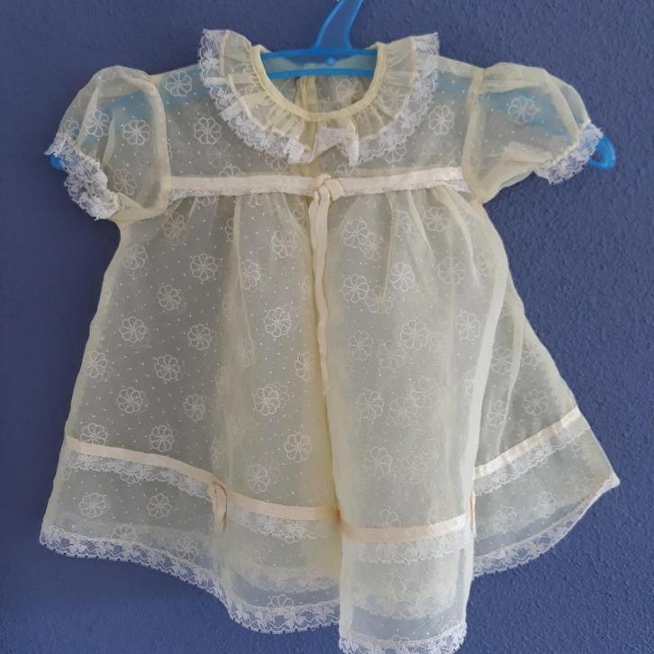 Heel mooie zacht geel kinderjurkje, Antiek en Kunst, Antiek | Kleden en Textiel, Ophalen of Verzenden