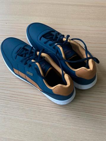 Makkelijke loopschoenen beschikbaar voor biedingen