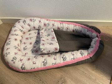 Poppennestje met een leuk printje beschikbaar voor biedingen