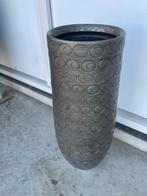 Hoge bloempot bewerkt, Huis en Inrichting, Woonaccessoires | Vazen, Ophalen, Gebruikt, Overige kleuren, Minder dan 50 cm