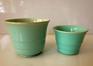 2 vintage zeegroene bloempotjes 9 en 6,5 cm hoog, jaren '50 beschikbaar voor biedingen