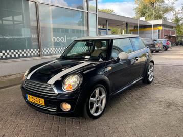 Mini Cooper S 1.6 • AIRCO • LEDER • NIEUW APK • STOELVERWARM beschikbaar voor biedingen
