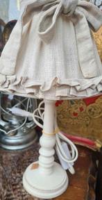 Schattige houten tafellamp met brocant stoffen kap, Hout, Ophalen of Verzenden, Minder dan 100 cm, Landelijk