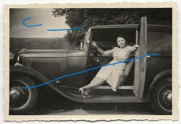 pin up dame in jaren 20 auto foto beschikbaar voor biedingen