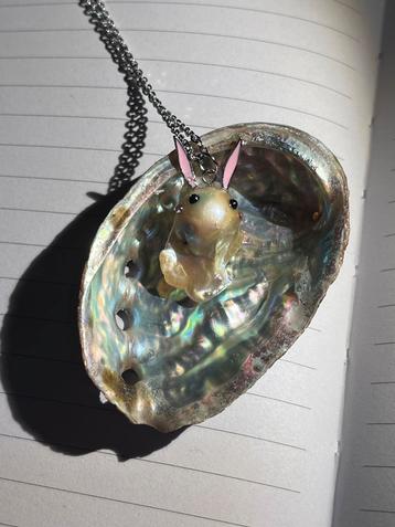 Parelketting met Konijn Hanger beschikbaar voor biedingen