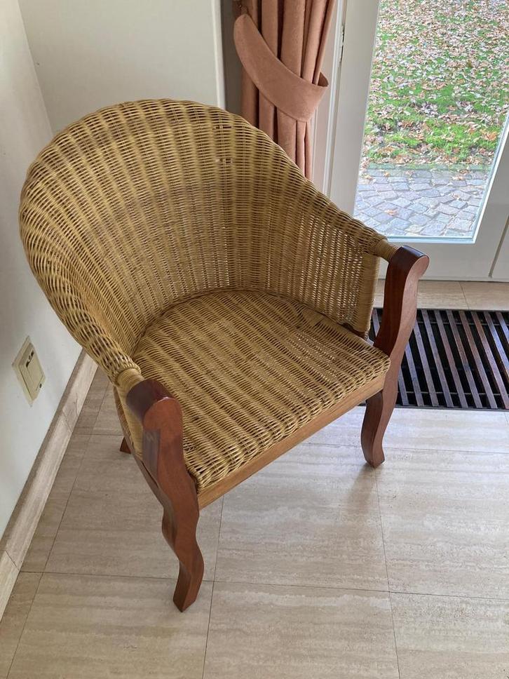 Rotan fauteuil met houten frame, Huis en Inrichting, Stoelen, Zo goed als nieuw, Eén, Hout, Riet of Rotan, Bruin, Ophalen