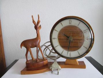 Retro elektrische klok met houten hertje / antilope beschikbaar voor biedingen