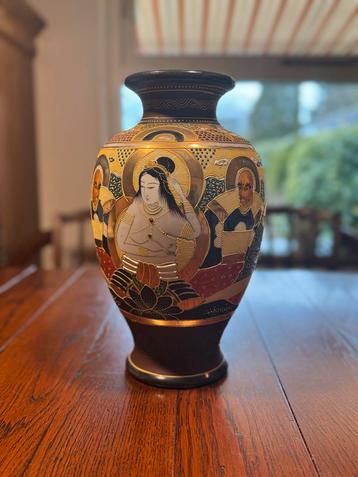 Antieke Japanse Vaas met Figuren Decoratie beschikbaar voor biedingen