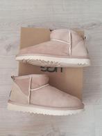 UGG CLASSIC ULTRA MINI * SAND * NIEUW MAAT 39, Kleding | Dames, Ophalen of Verzenden, Nieuw