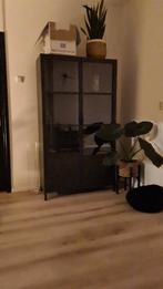 Zwarte Metalen Vitrinekast, Huis en Inrichting, Kasten | Vitrinekasten, Ophalen, Met deur(en), 50 tot 100 cm, Zo goed als nieuw