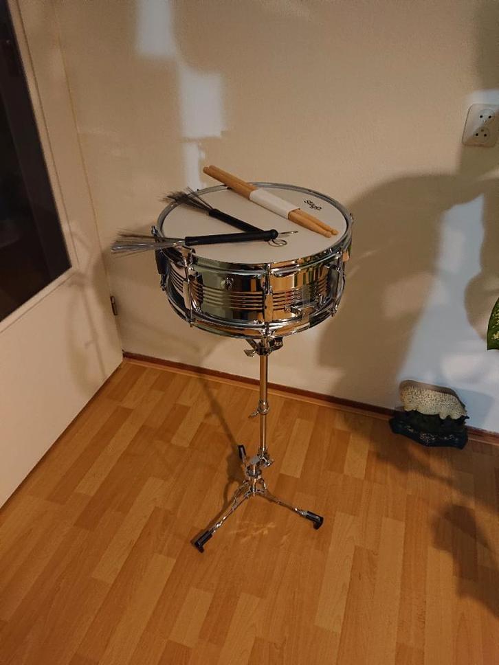 Stagg 14" SNARE DRUM KIT met statief , draagtas en stokken, Muziek en Instrumenten, Drumstellen en Slagwerk, Zo goed als nieuw