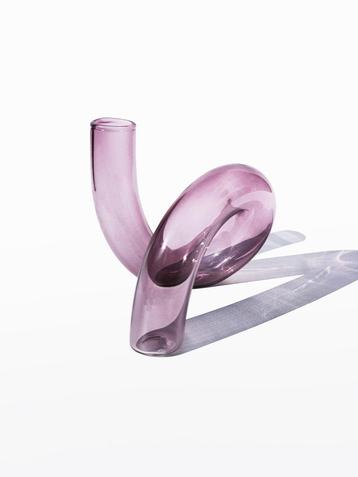 Vaasje 'krul' paars glas beschikbaar voor biedingen