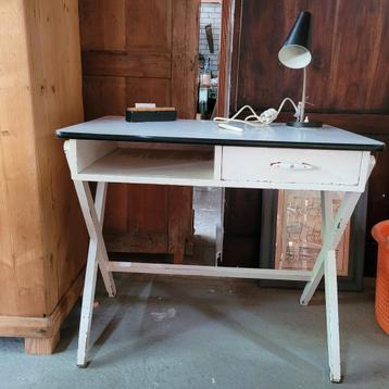 Brocante vintage oude schrijftafel tafel bureau werktafel beschikbaar voor biedingen