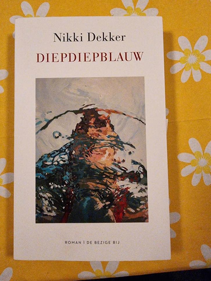 Diepdiepblauw - Nikki Dekker, Boeken, Romans, Gelezen, Nederland, Ophalen of Verzenden
