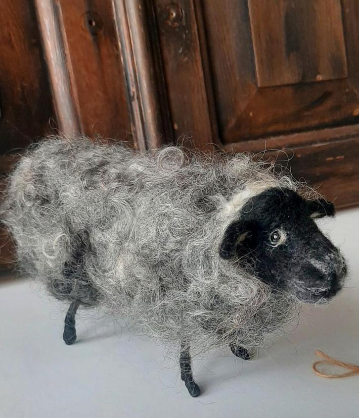 Genaaldvilt schaap gotland wol naaldvilten schaapje handmade, Hobby en Vrije tijd, Vilt, Nieuw, Overige typen, Wolvilt, Ophalen of Verzenden