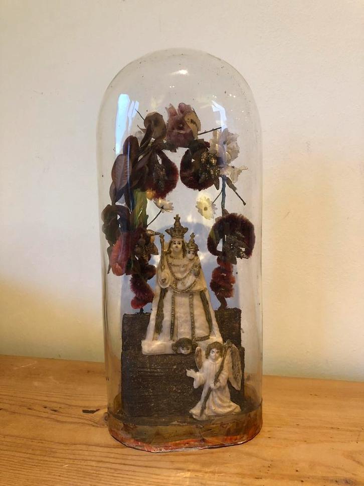 Klein stolpje Maria met kind en engel en met bloemenboog, Antiek en Kunst, Antiek | Religie, Ophalen of Verzenden