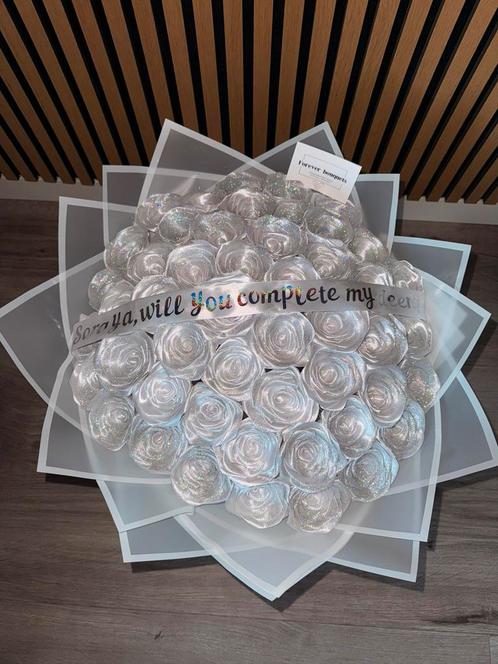 eternal roses, satijnen rozenboeket, Huis en Inrichting, Woonaccessoires | Kunstplanten en Kunstbloemen, Nieuw, Ophalen of Verzenden