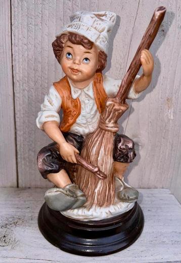 Vintage Porseleinen Beeldje Jongen met Bezem beschikbaar voor biedingen