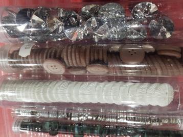 Grote partij bakjes met knopen en 5 kokers knopen beschikbaar voor biedingen