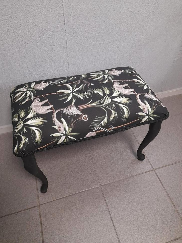 Mooie poef hocker 60 x 35 en 45 hoog, Huis en Inrichting, Banken | Voetenbanken en Poefen, Zo goed als nieuw, Rechthoekig, Ophalen of Verzenden
