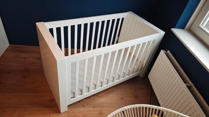Babykamer Alaska Hoogglans -ledikant+kast+comode+plankje!, Kinderen en Baby's, Kinderkamer | Complete kinderkamers, Gebruikt, Jongetje of Meisje