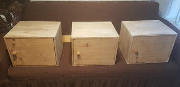 Houten wandkastjes/hangkastjes beschikbaar voor biedingen