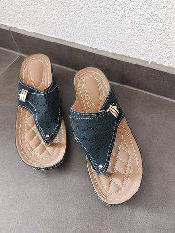 Splinternieuwe teenslippers maat 40 beschikbaar voor biedingen